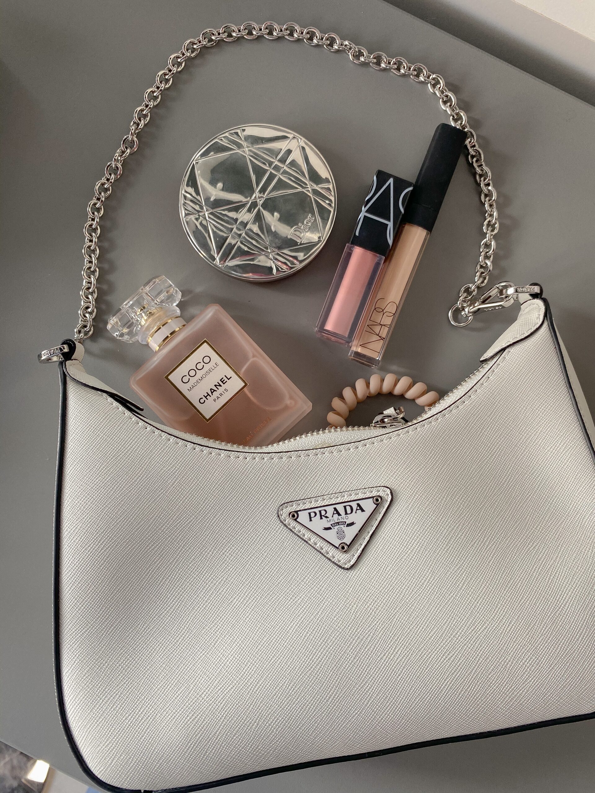 Essentials That You Should Always Carry In Your Purse